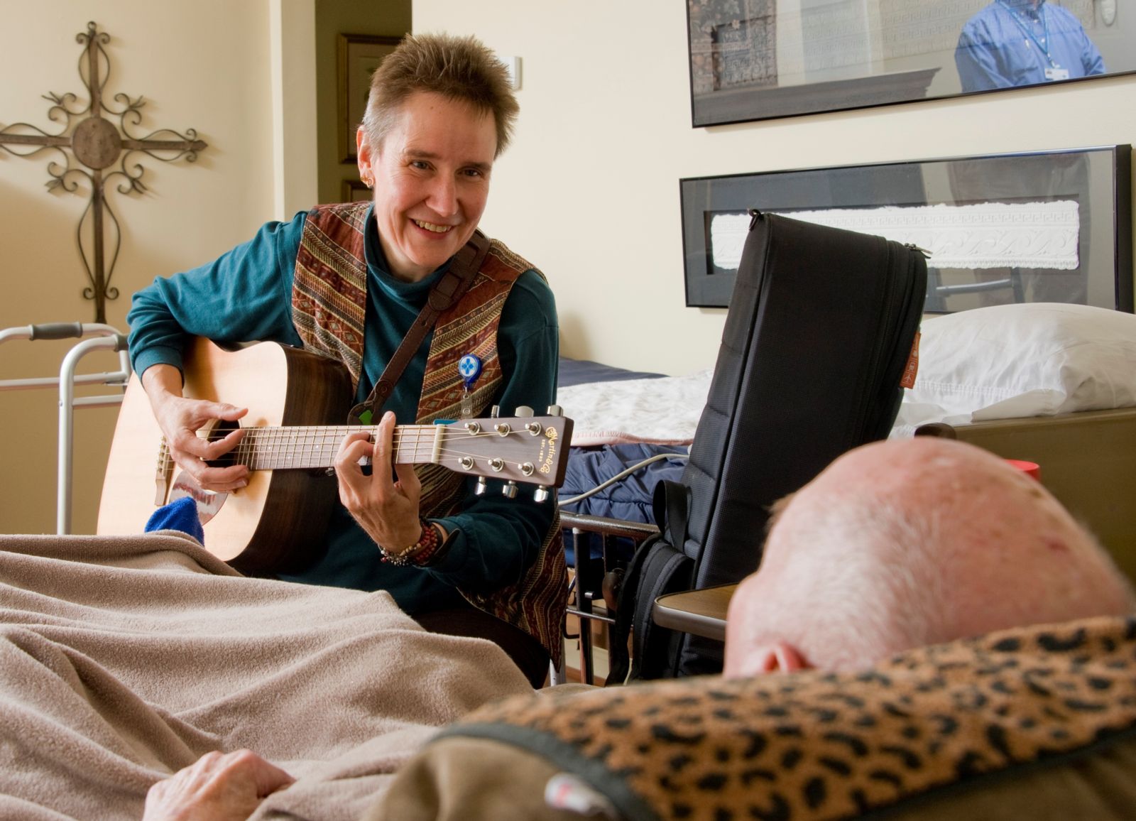 Creative Arts Therapy Coordinator Lisa Kynvi sings to a patient (pre-COVID).